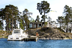 Modernt timmerhus vid havet