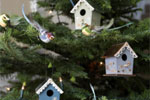 Bygg en fågelholk av trä till julgranen