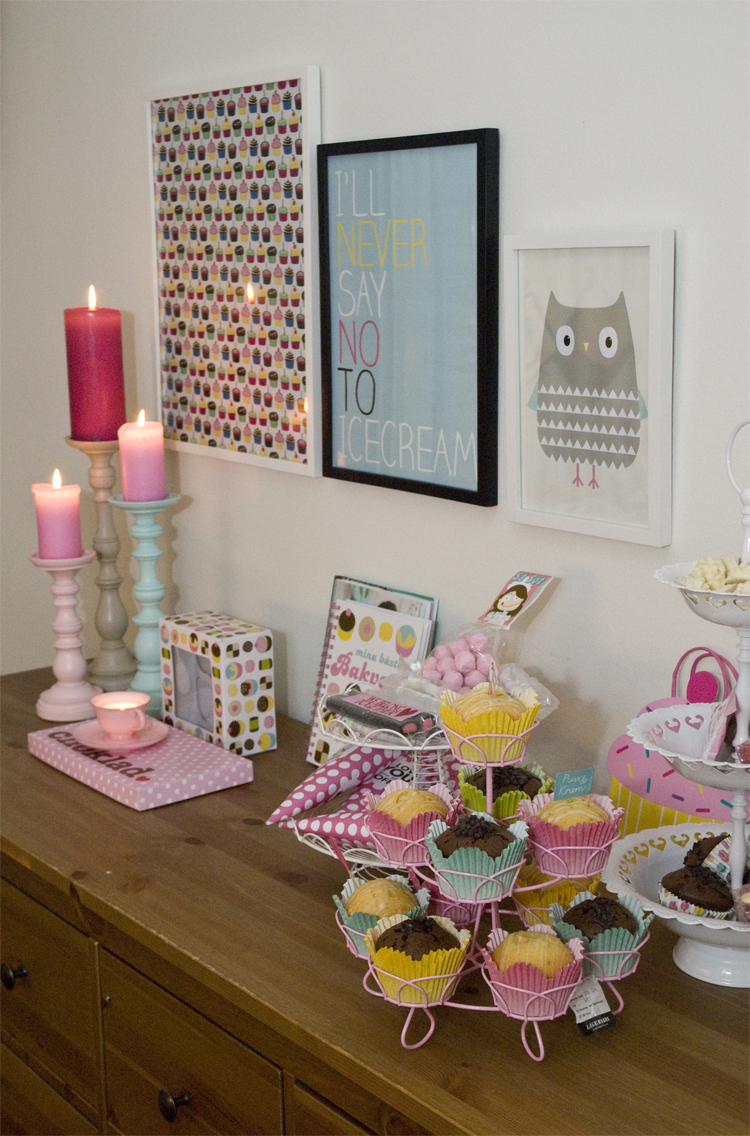 <p>
Foto: Annika Rådlund<br>
Ut med det murriga och in med det smarriga! Godisstrutar, muffinsformar, kakfat, ljus mm i rosa, mint och turkost från Lagerhaus vår/sommar 2012
</p>