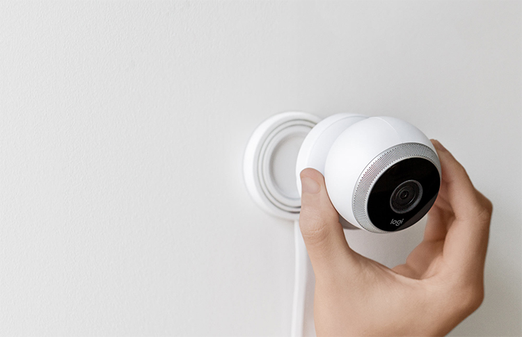 Logi cirkle övervakningskamera- så här lätt kan den fästas på sin magnetiska laddningsring på väggen eller i taket.