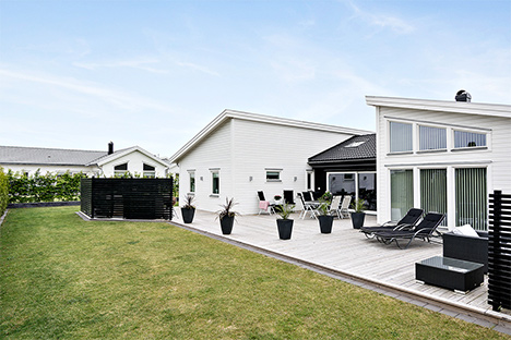 Skandinaviskt modernt hus med stilren och ljus ton - Se mer på vår hemsida