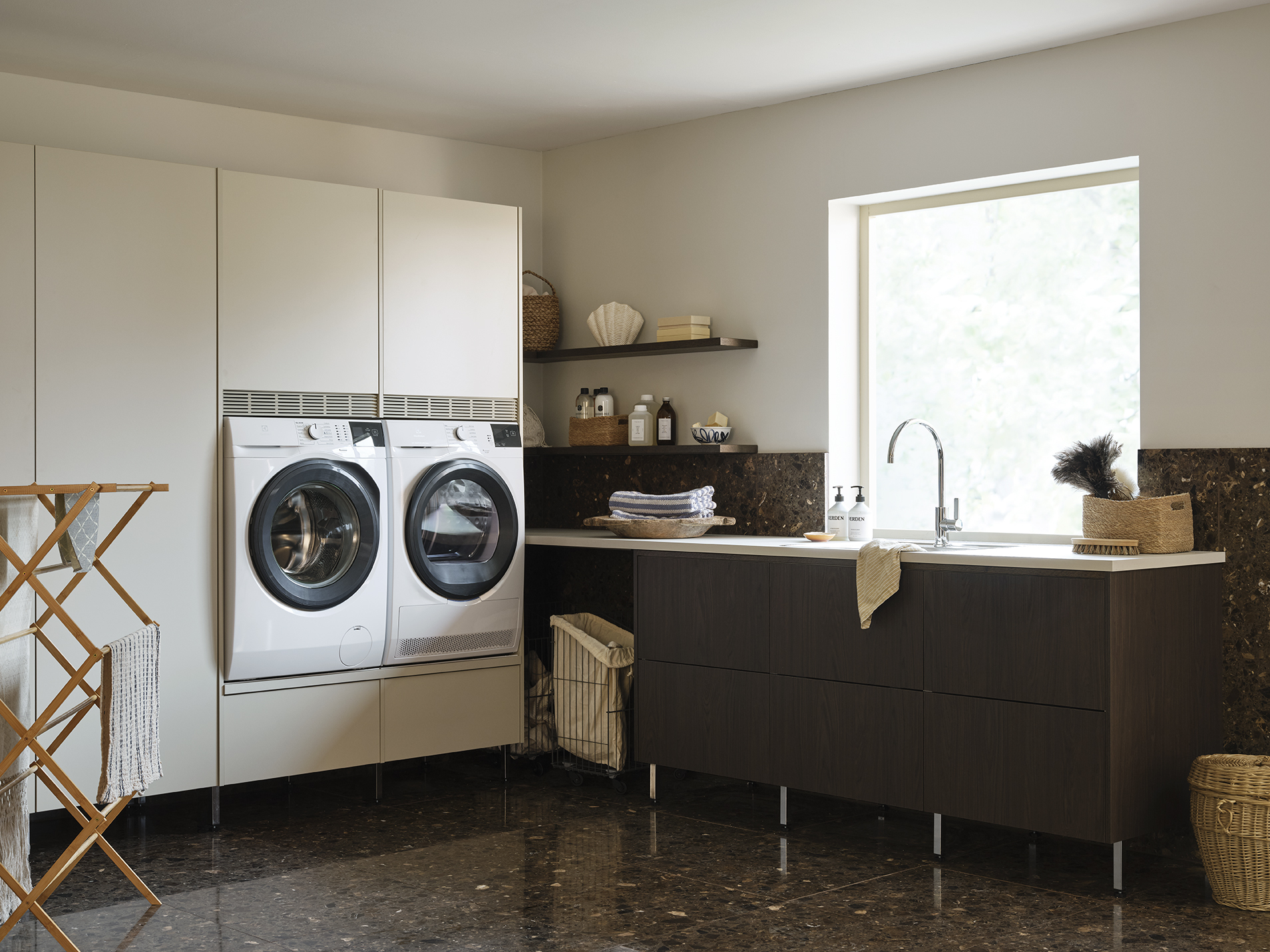 Tvättstuga Ilse beige och brun ek